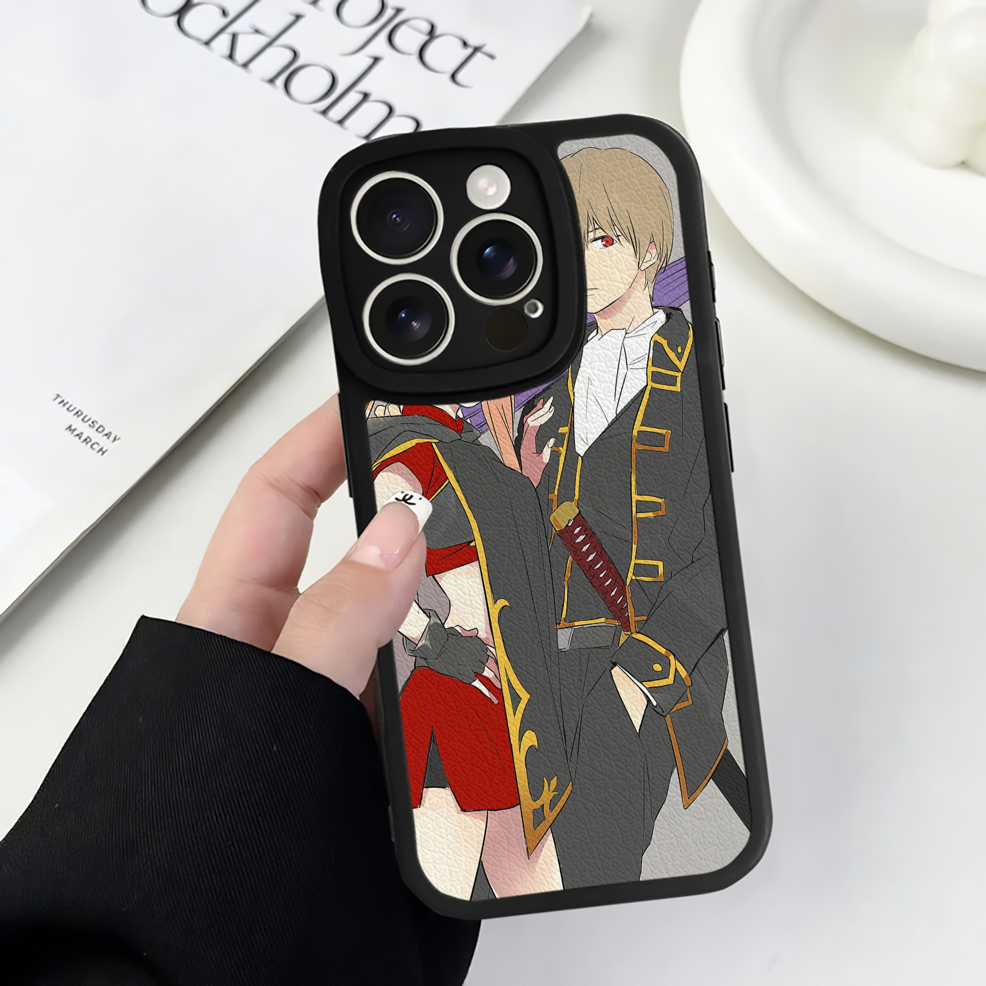 ぎんたま 坂田銀時（さかたぎんとき） 神楽 志村新八（しむら しんぱち） GINTAMA Sakata Gintoki Kagura Shimura Shinpachi 【iPhone 16シリーズ対応】シリコンスマホケース（レザー調） 材質：シリコン